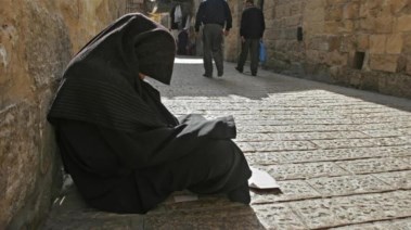 عاطل يرتدي ملابس سيدة