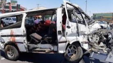 تصادم سيارة مع ميكروباص