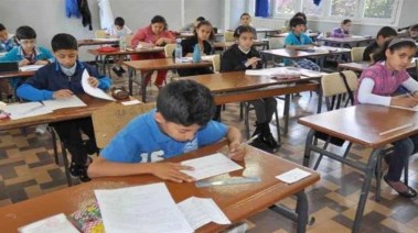 طلاب الصف الثالث الابتدائي أثناء الامتحان