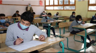 طلاب الصف الأول الإعدادي أثناء الامتحان