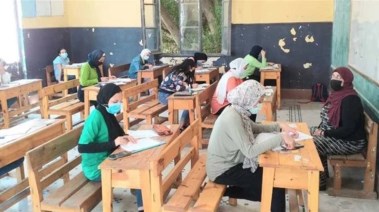 طالبات الصف الثالث الإعدادي أثناء الامتحان