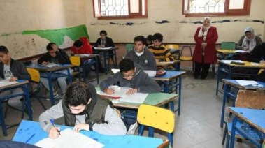 طلاب الصف الأول الإعدادي أثناء الامتحان