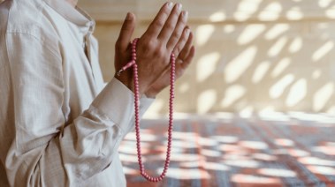 مسلم أثناء الدعاء
