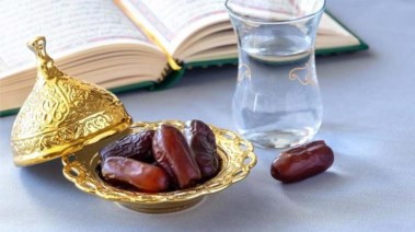 تمر ومياه سنة عند الإفطار - تعبيرية