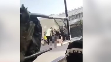 جانب من مشهد التعدي على سيدة عارية أمام مستشفى بالمطرية