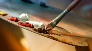أبراج تعبر عن حبها بالرسم واللوحات