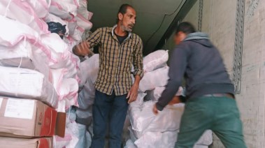 ضبط 10 طن هياكل دواجن مجهولة المصدر داخل حاويات بالخانكة