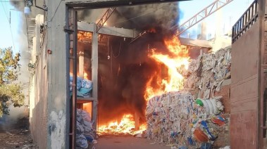 حريق هائل بمخزن بلاستيك بالخانكة 