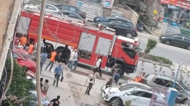 رجال الحماية المدنية أثناء السيطرة على الحريق
