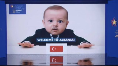 صورة معدلة للرئيس التركي رجب طيب أردوغان في القمة الأوربية