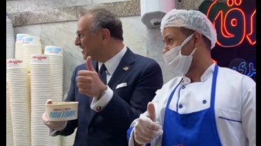  مسعد بولس في محل كشري "أبو طارق" بالقاهرة
