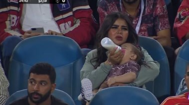 ياسمين حافظ زوجة إمام عاشور خلال مباراة الأهلي وفاركو
