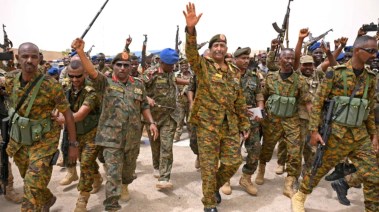  الفريق أول عبدالفتاح البرهان مع عناصر الجيش السوداني- أرشيفية