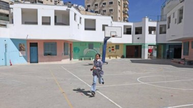 إسرائيل تغلق مدارس تابعة للأونروا وتعتقل موظف بالوكالة