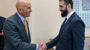 المبعوث الأمريكي لسوريا توماس باراك والزعيم السوري أحمد الشرع في مقر إقامة السفير في سوريا