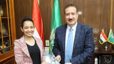 محافظ المنوفية يلتقي بالطالبة 