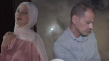 الاب ونجلتيه 
