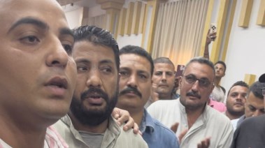 لحظة تقديم الكفن 