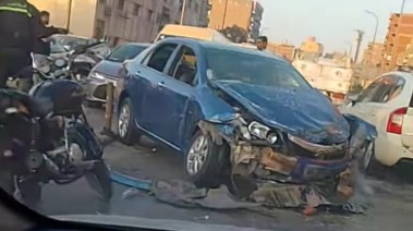 تصادم سيارتين أعلى كوبري جسر السويس