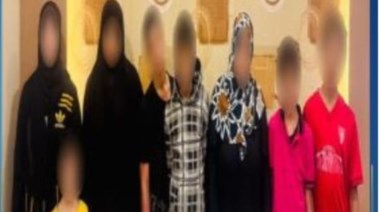 السيدة المتهمة والأطفال 