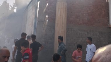 الأدخنة تتصاعد من موقع الحريق 