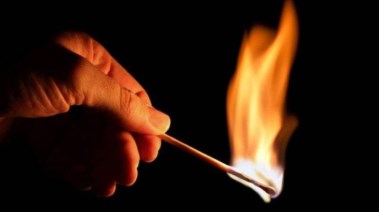 شخص يشعل النار في نفسه - تعبيرية 
