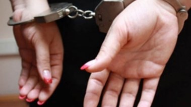 القبض على سيدة - أرشيفية 