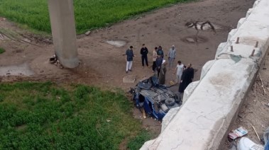 سقوط سيارة ملاكي من أعلى كوبري بالصف