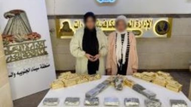 المتهمون بحوزتهم المضبوطات
