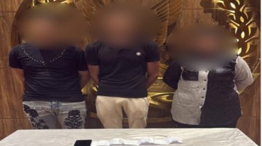 المتهمون وبحوزتهم المضبوطات