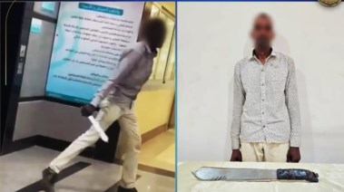 المتهم وبحوزته السلاح الأبيض المستخدم 