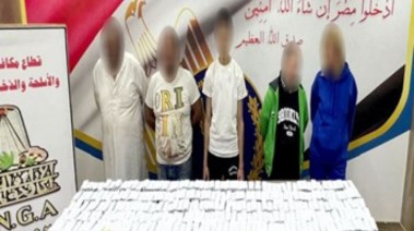 المتهمين وبحوزتهم المضبوطات