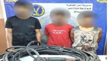 المتهمون وبحوزتهم الكابلات المسروقة