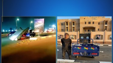 المتهم وبجانبة المركبة المستخدمة في الواقعة