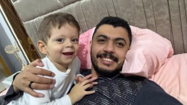 المهندس عمر رفقة طفله ضحية انفجار خط الغاز باكتوبر