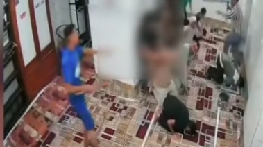 جانب من فيديو الاعتداء على شاب داخل مسجد بالسلام