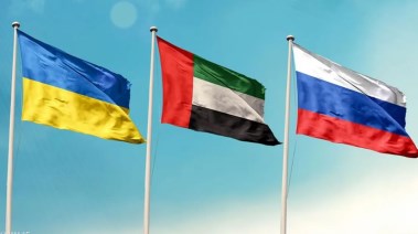 أعلام روسيا وأوكرانيا والإمارات
