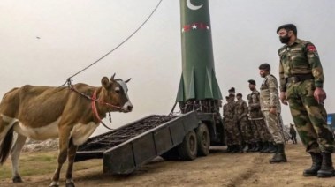 صورة بالذكاء الاصطناعي لبقرة مربوطة في صاروخ باكستاني