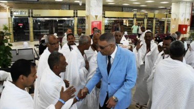 محافظ أسوان خلال وداع الحجاج