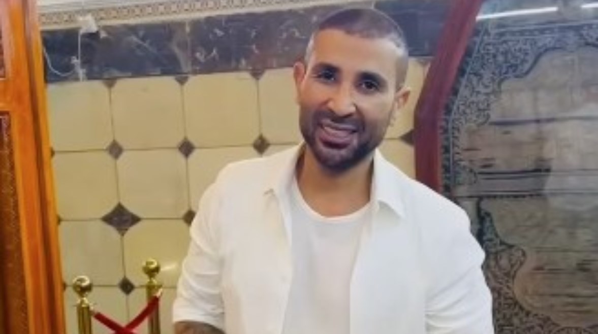 في بغداد.. أحمد سعد يمدح النبي بـ"وايد ليج وسبحة"
