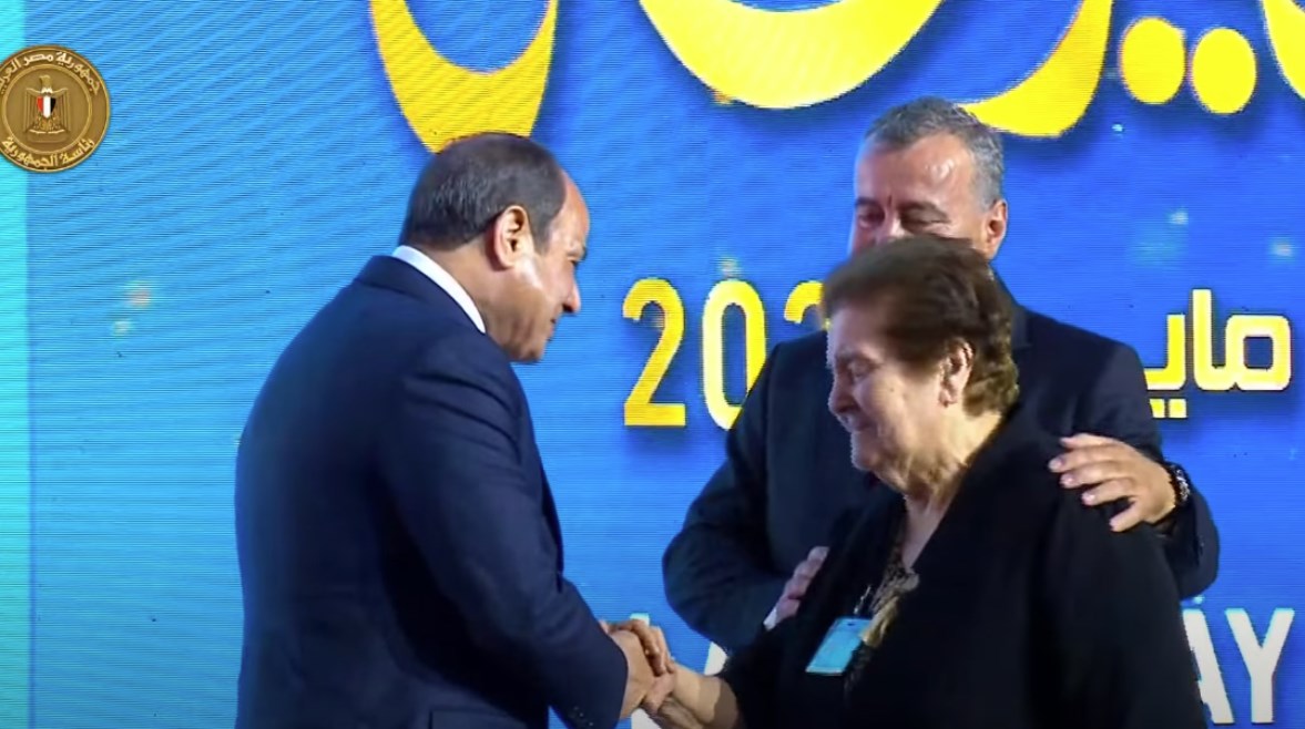 الرئيس السيسي يمنح نوط الامتياز من الطبقة الثانية للسيدة نادية سليم الرئيس السيسي يمنح نوط الامتياز من الطبقة الثانية للسيدة نادية سليم