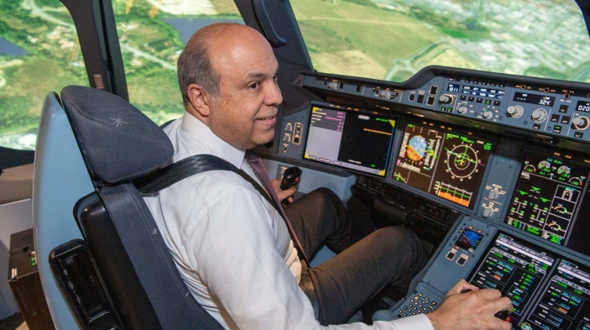 وزير الطيران سامح الحفني في طائرة إيرباص A350 وزير الطيران سامح الحفني في طائرة إيرباص A350