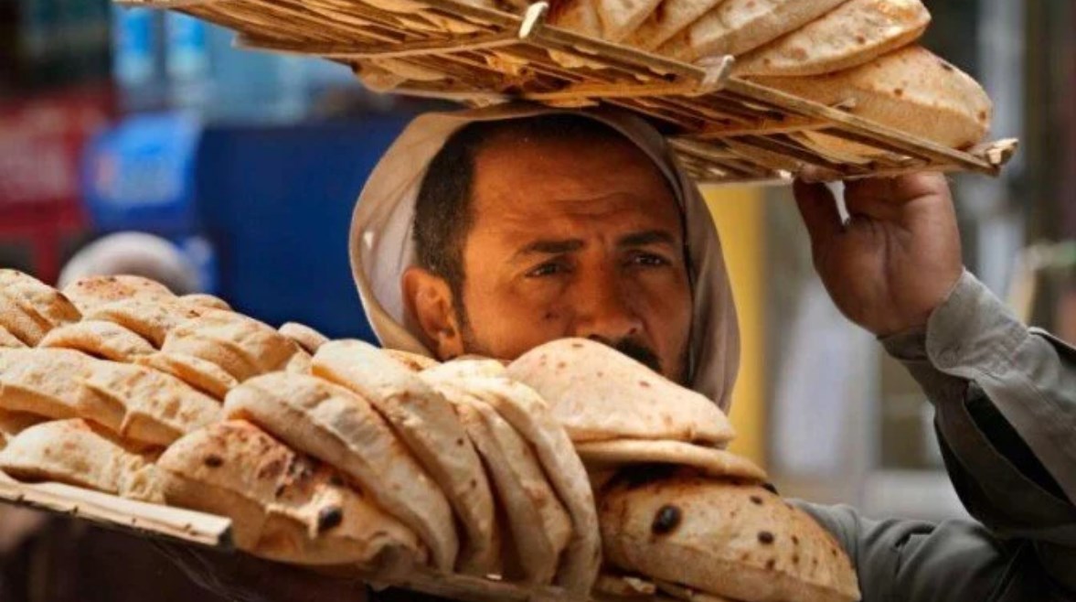 إقبال المواطنين على المخابز إقبال المواطنين على المخابز