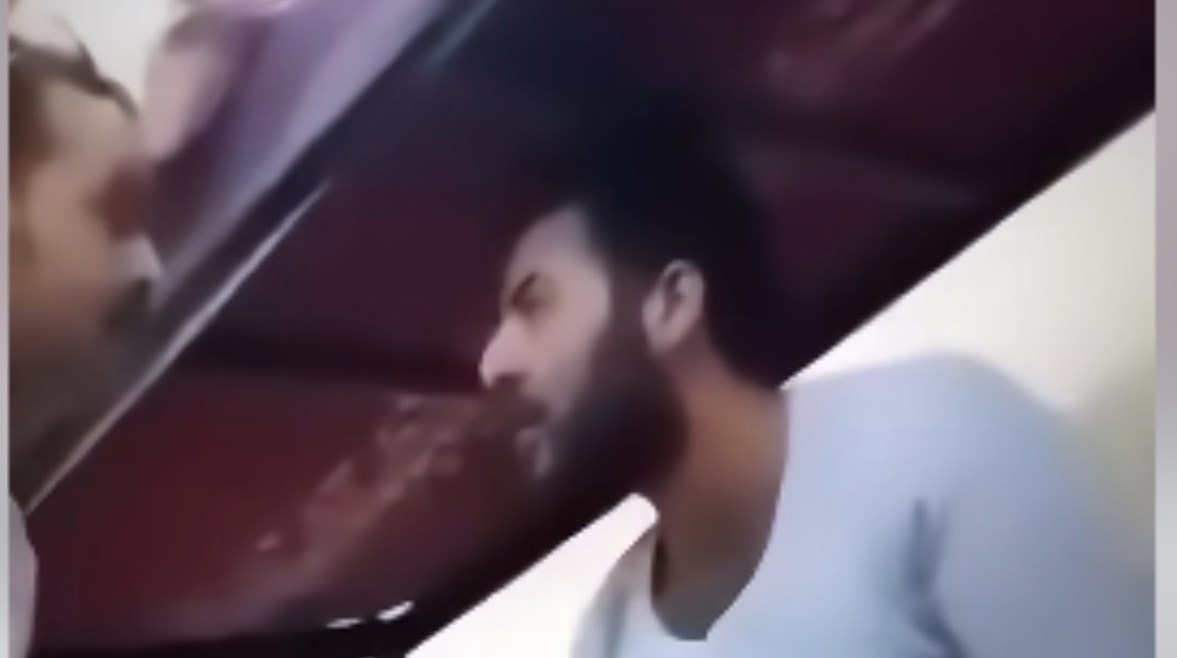 كفيل يعنف عامل مصري بالسعودية كفيل يعنف عامل مصري بالسعودية