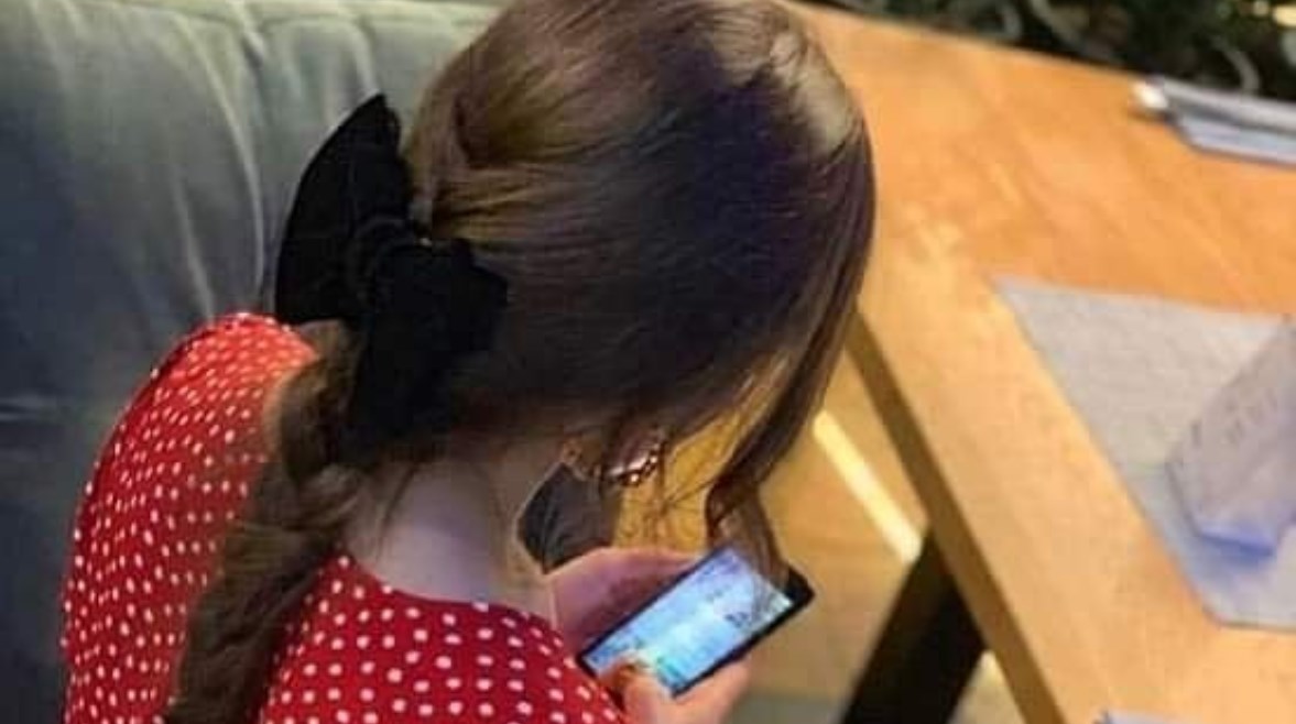 سيدة تتلقى رسائل مزعجة من زوجها - أرشيفية سيدة تتلقى رسائل مزعجة من زوجها - أرشيفية