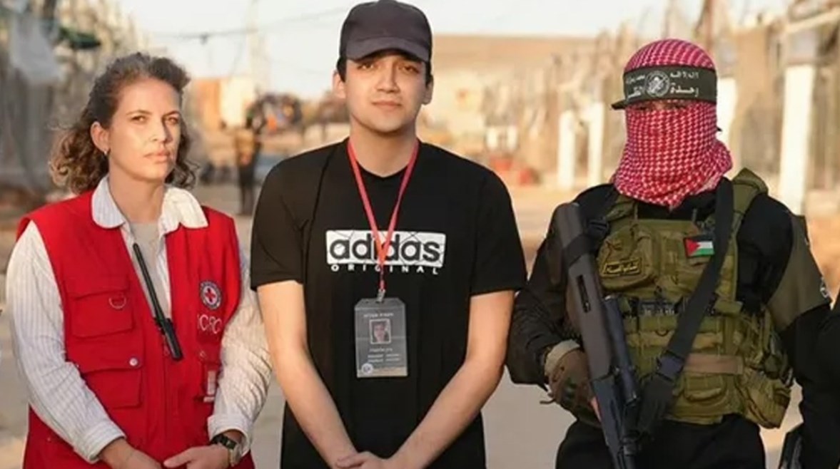 لحظة إطلاق سراح الرهينة الأمريكي الإسرائيلي عيدان ألكسندر لحظة إطلاق سراح الرهينة الأمريكي الإسرائيلي عيدان ألكسندر