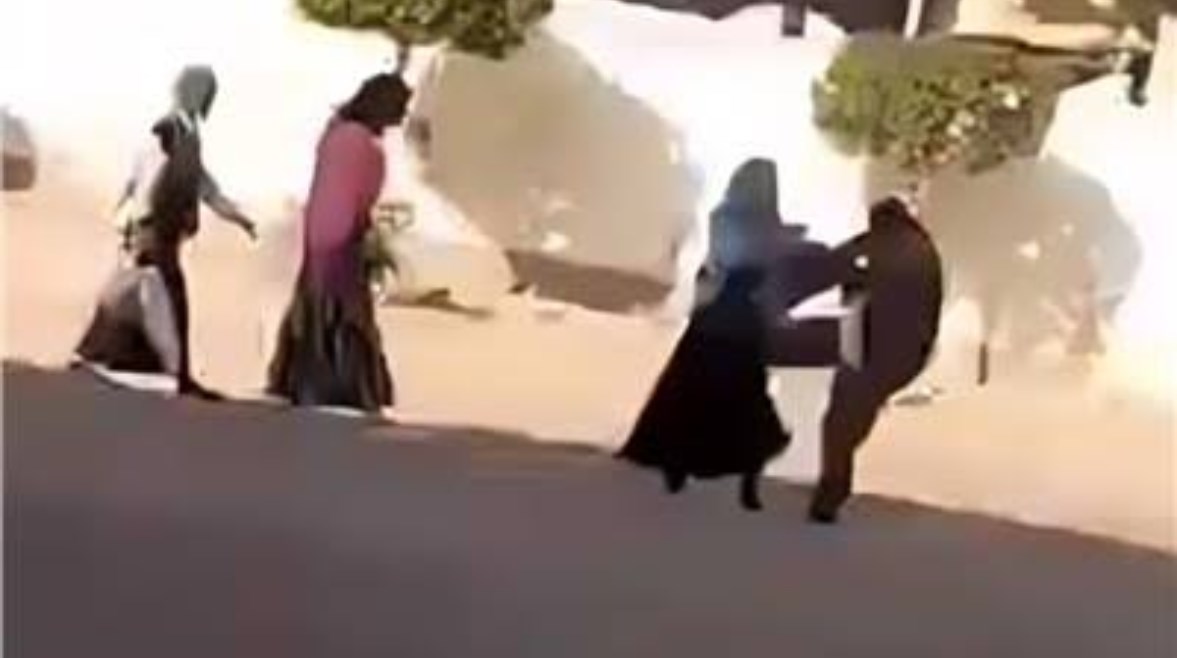 جانب من واقعة تعدي مدير مدرسة على طالبتين بالبحيرة جانب من واقعة تعدي مدير مدرسة على طالبتين بالبحيرة