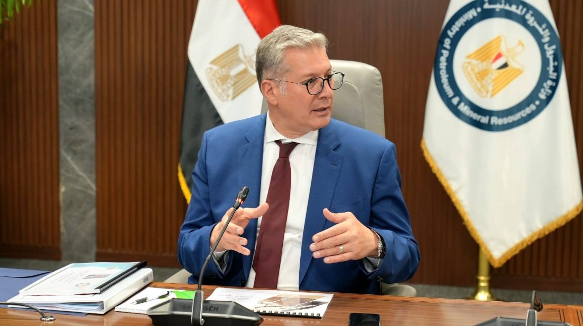 وزير البترول كريم بدوي وزير البترول كريم بدوي