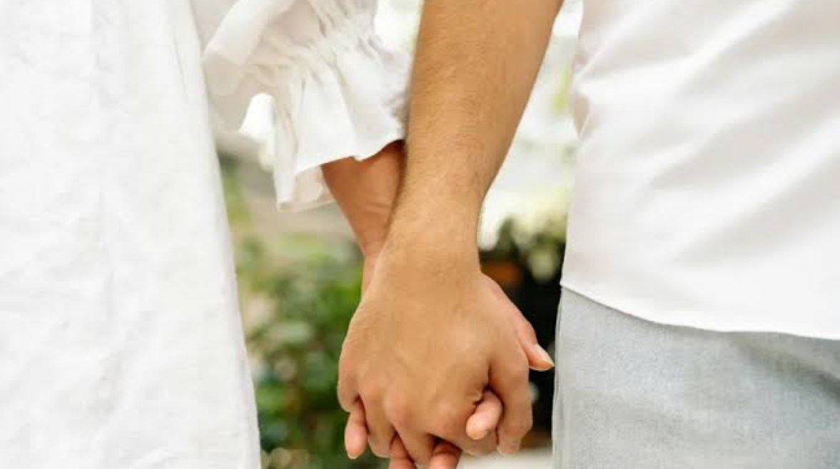 استمعي له وطمئنيه.. 4 خطوات تدعمين بها شريك حياتك في الأوقات الصعبة