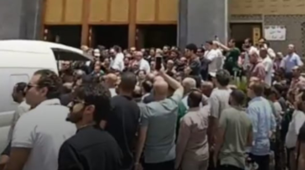 لحظة خروج جثمان أحمد الدجوي من مسجد الدجوي لحظة خروج جثمان أحمد الدجوي من مسجد الدجوي